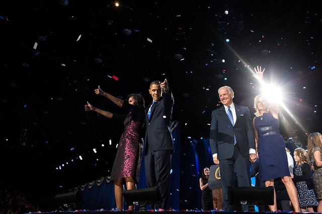 Vợ chồng Tổng thống Obama và Phó Tổng thống Joe Biden vẫy chào mọi người sau bài phát biểu. (Ảnh: Nhà Trắng)