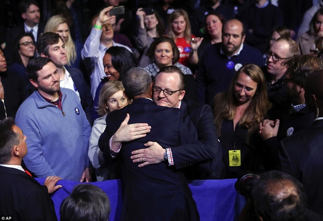 Cựu thư ký báo chí Nhà Trắng Robert Gibbs ôm Tổng thống Obama sau bài phát biểu. (Ảnh: AP)