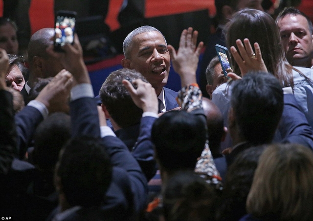 Tổng thống Obama chia tay với những người có mặt tại khán phòng. (Ảnh: AP)