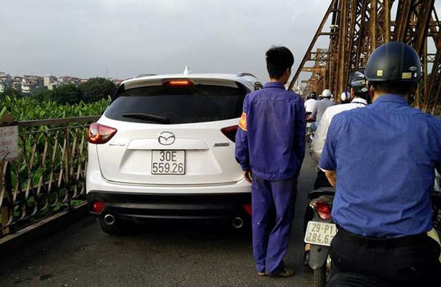 Tim ra tai xe lai Mazda len cau Long Bien sau hon mot thang hinh anh 1