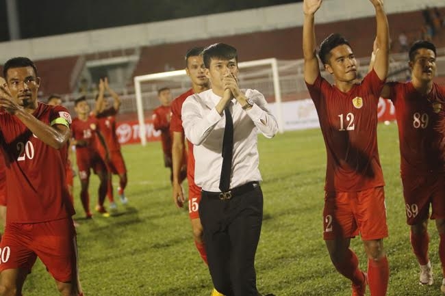 Ăn ở hạng sang, đội bóng Công Vinh bị Tuấn Hưng trù ẻo Ăn ở hạng sang, đội bóng Công Vinh bị Tuấn Hưng trù ẻo
