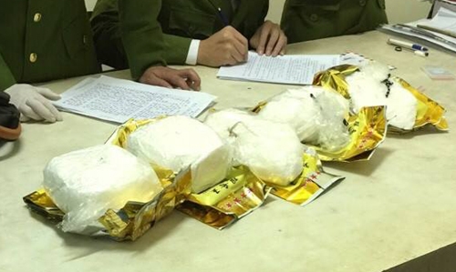 canh-sat-khong-che-nhom-nguoi-mang-5-kg-ma-tuy-tren-taxi-1