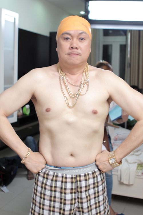 Chí Tài cởi trần khoe vàng trong phim mới