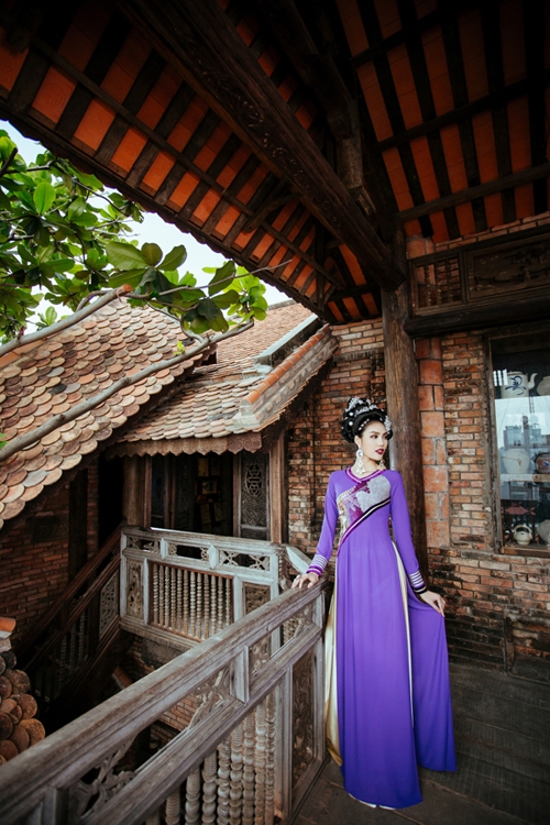 lan-khue-an-tuong-voi-trang-phuc-hoa-tiet-dao-mai-3