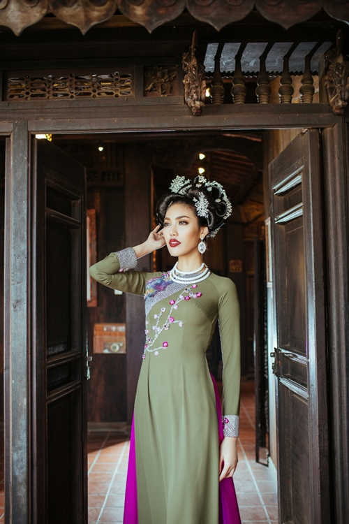 lan-khue-an-tuong-voi-trang-phuc-hoa-tiet-dao-mai-6