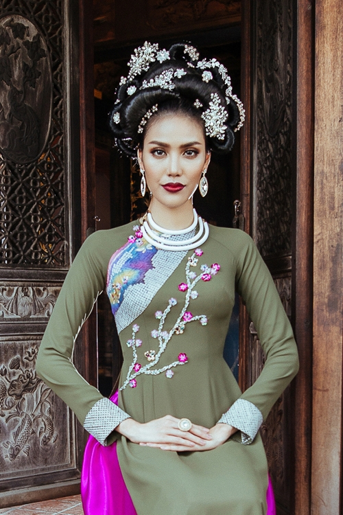 lan-khue-an-tuong-voi-trang-phuc-hoa-tiet-dao-mai-7