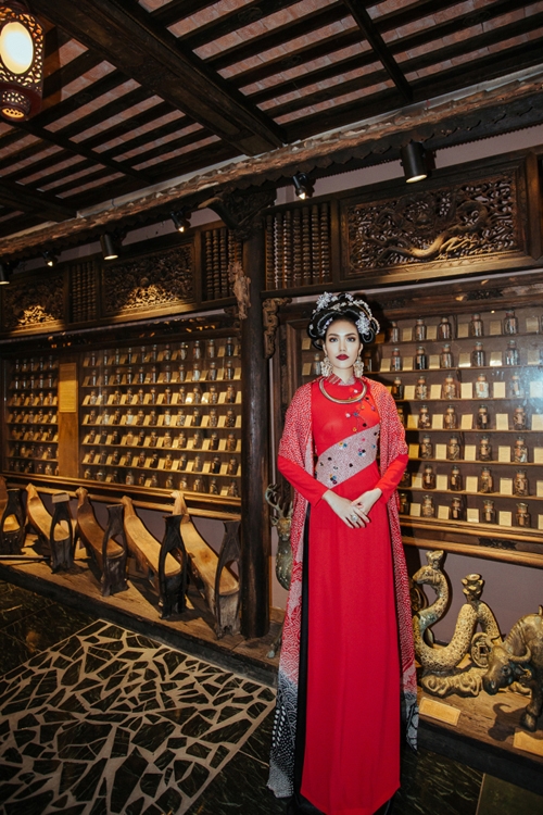 lan-khue-an-tuong-voi-trang-phuc-hoa-tiet-dao-mai-10
