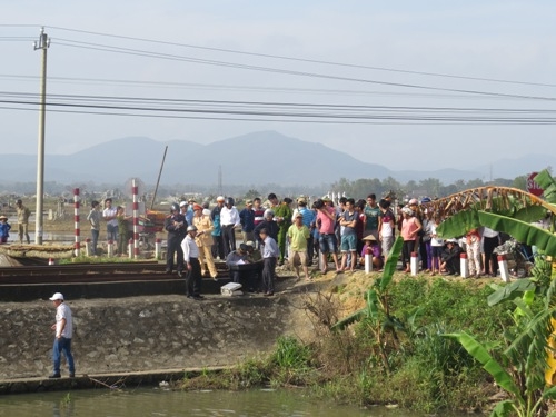 mot-phu-nu-bi-tau-hat-vang-khi-chay-xe-may-qua-duong-ray