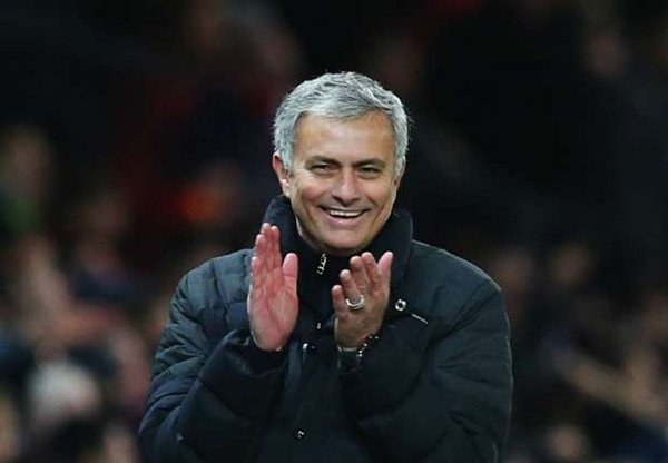 Mourinho dạy Pep: Tiền bạc không mua được tình yêu