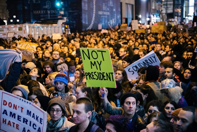  Biểu tình phản đối ông Trump ở New York tháng 11/2016 (Ảnh: EPA) 