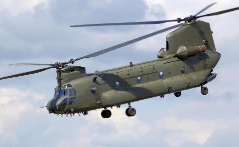 My nang cap truc thang CH-47 Chinook thanh cu ong 100 tuoi