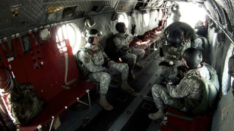 My nang cap truc thang CH-47 Chinook thanh cu ong 100 tuoi