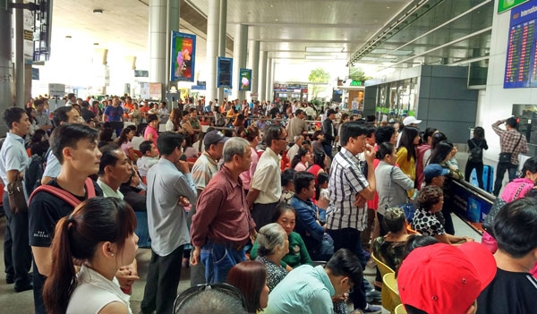 Tân Sơn Nhất trong ùn, ngoài tắc từ giữa trưa đến chiều Tân Sơn Nhất trong ùn, ngoài tắc từ giữa trưa đến chiều