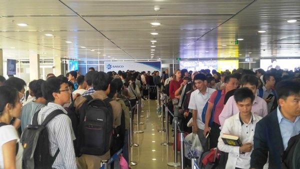 Tân Sơn Nhất trong ùn, ngoài tắc từ giữa trưa đến chiều Tân Sơn Nhất trong ùn, ngoài tắc từ giữa trưa đến chiều