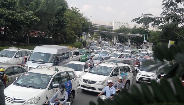 Tân Sơn Nhất trong ùn, ngoài tắc từ giữa trưa đến chiều Tân Sơn Nhất trong ùn, ngoài tắc từ giữa trưa đến chiều