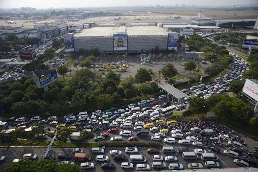 Tân Sơn Nhất trong ùn, ngoài tắc từ giữa trưa đến chiều Tân Sơn Nhất trong ùn, ngoài tắc từ giữa trưa đến chiều