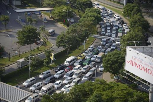 Tân Sơn Nhất trong ùn, ngoài tắc từ giữa trưa đến chiều Tân Sơn Nhất trong ùn, ngoài tắc từ giữa trưa đến chiều