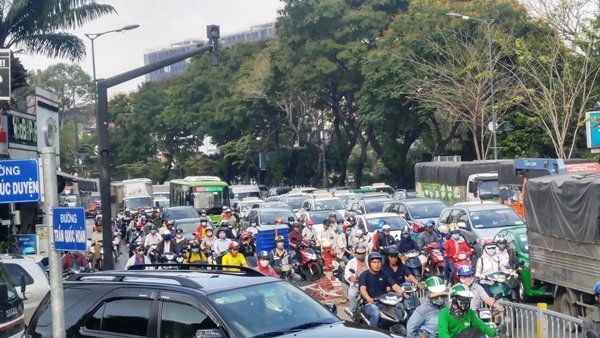 Tân Sơn Nhất trong ùn, ngoài tắc từ giữa trưa đến chiều Tân Sơn Nhất trong ùn, ngoài tắc từ giữa trưa đến chiều