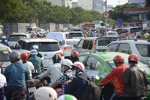 Tân Sơn Nhất trong ùn, ngoài tắc từ giữa trưa đến chiều Tân Sơn Nhất trong ùn, ngoài tắc từ giữa trưa đến chiều