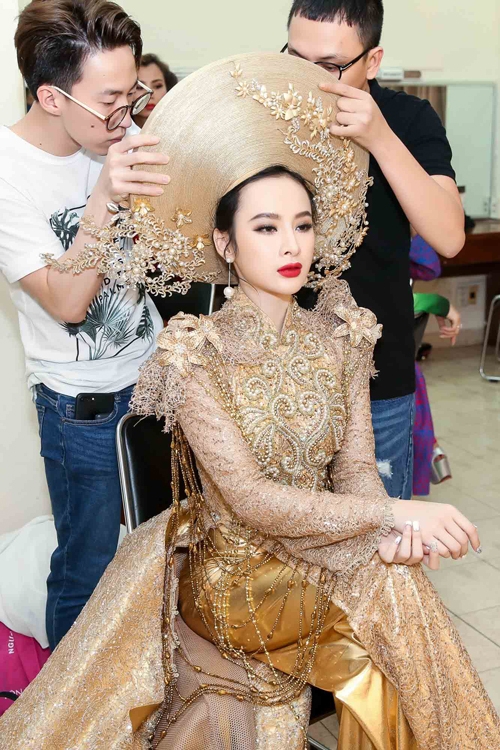 angela-phuong-trinh-phoi-tron-lung-tran-tren-tham-do-4