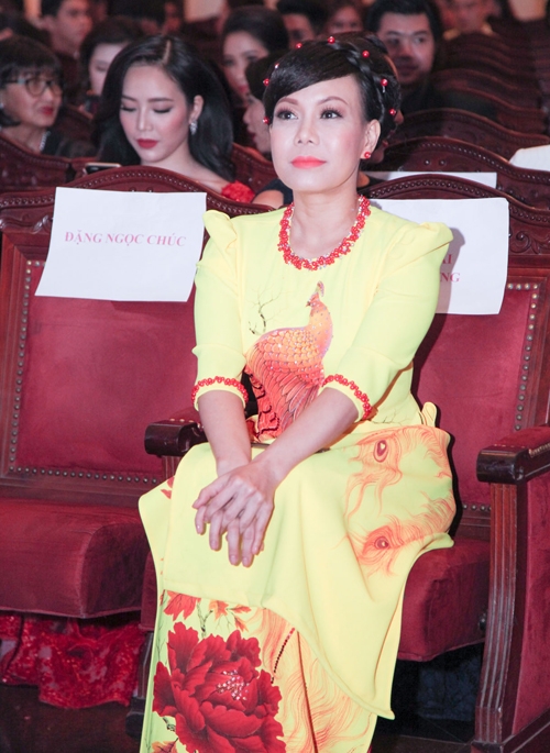 angela-phuong-trinh-phoi-tron-lung-tran-tren-tham-do-9