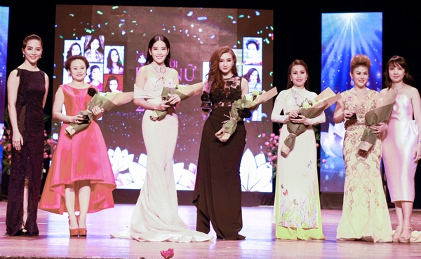 angela-phuong-trinh-phoi-tron-lung-tran-tren-tham-do-11