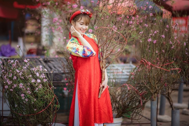 Co gai Ha thanh tao dang xinh dep ben hoa dao hinh anh 2