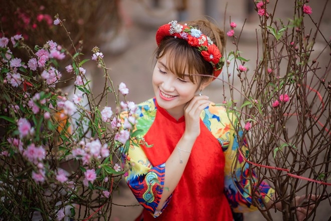 Co gai Ha thanh tao dang xinh dep ben hoa dao hinh anh 3