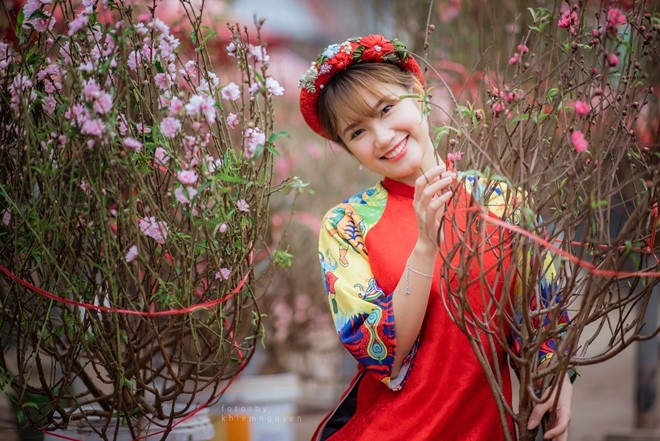 Co gai Ha thanh tao dang xinh dep ben hoa dao hinh anh 4