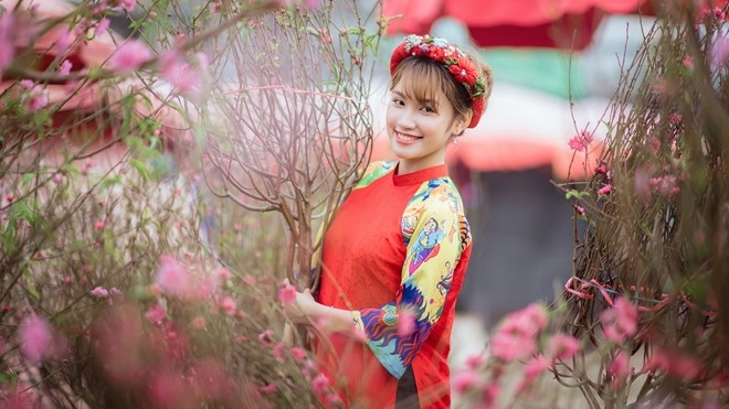 Co gai Ha thanh tao dang xinh dep ben hoa dao hinh anh 5