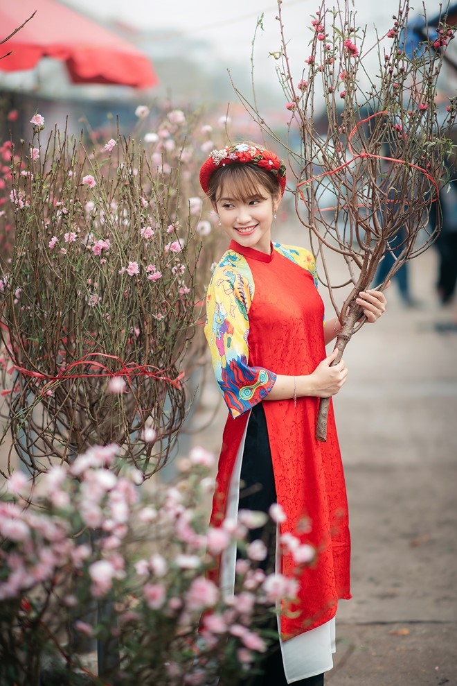 Co gai Ha thanh tao dang xinh dep ben hoa dao hinh anh 6