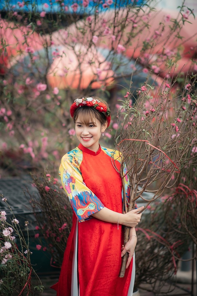 Co gai Ha thanh tao dang xinh dep ben hoa dao hinh anh 7