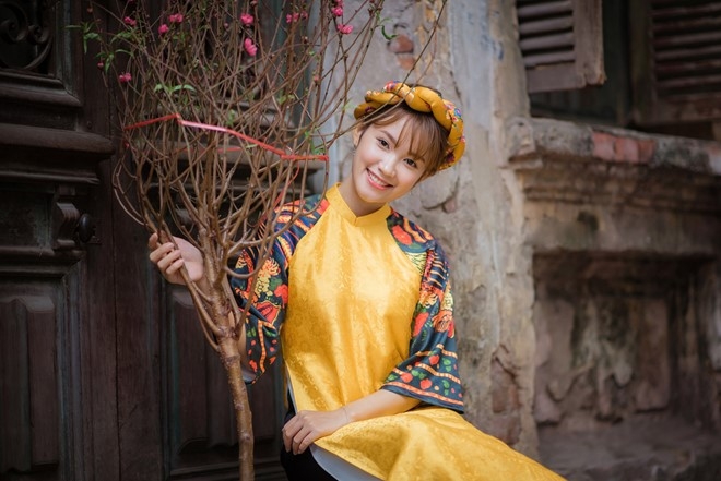 Co gai Ha thanh tao dang xinh dep ben hoa dao hinh anh 8