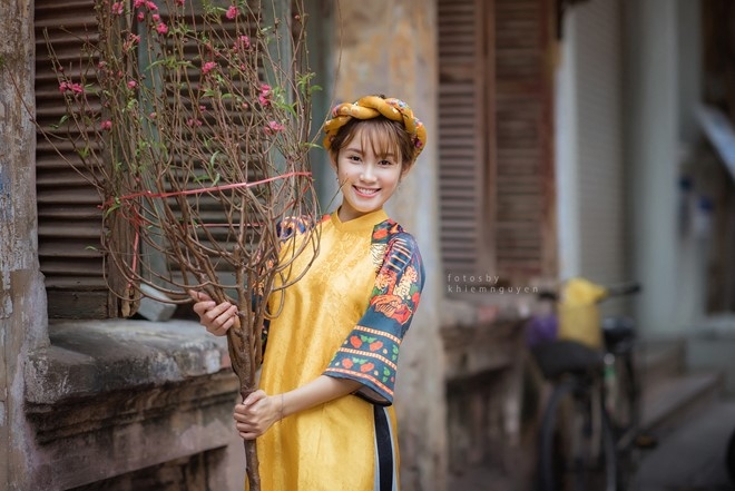 Co gai Ha thanh tao dang xinh dep ben hoa dao hinh anh 9