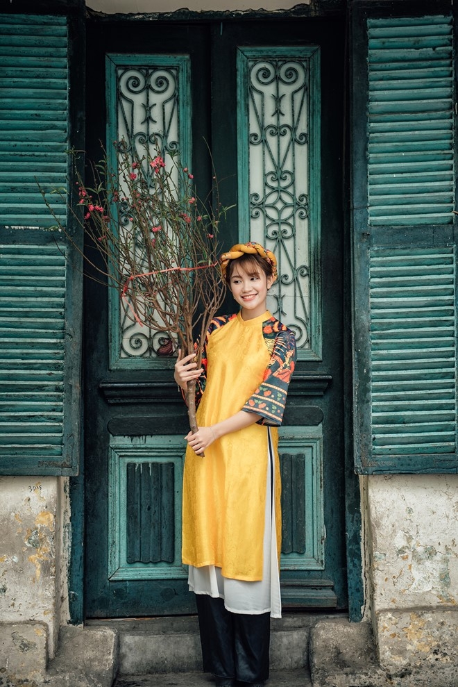Co gai Ha thanh tao dang xinh dep ben hoa dao hinh anh 10