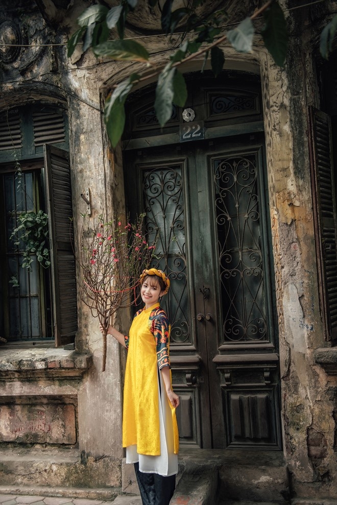 Co gai Ha thanh tao dang xinh dep ben hoa dao hinh anh 11