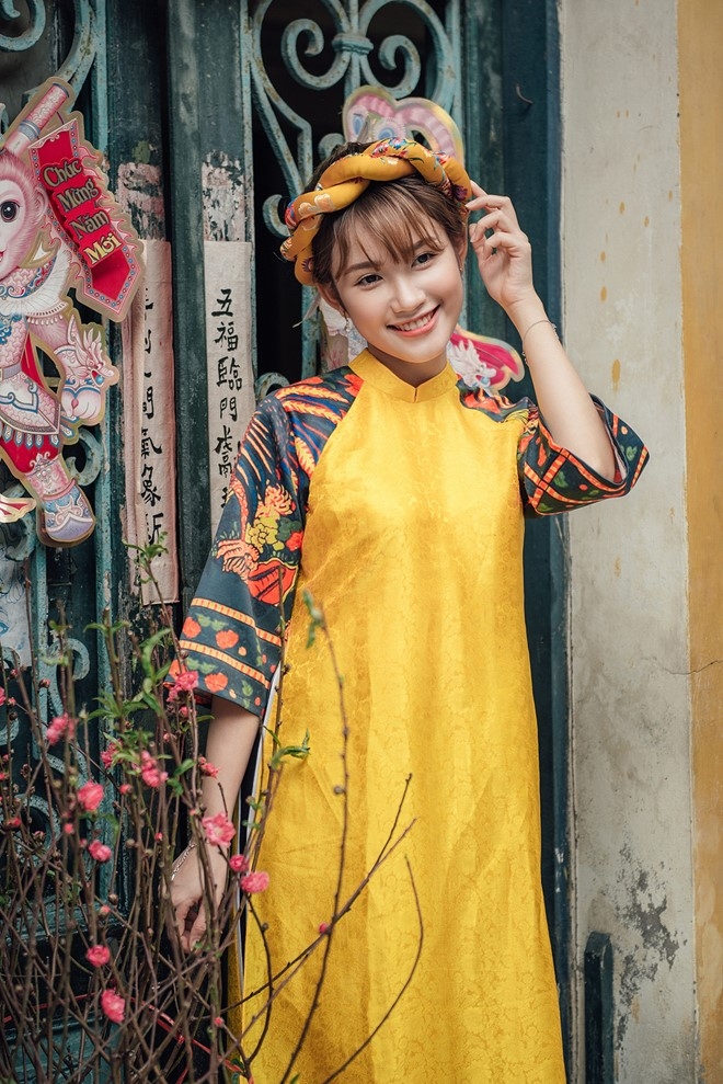 Co gai Ha thanh tao dang xinh dep ben hoa dao hinh anh 12