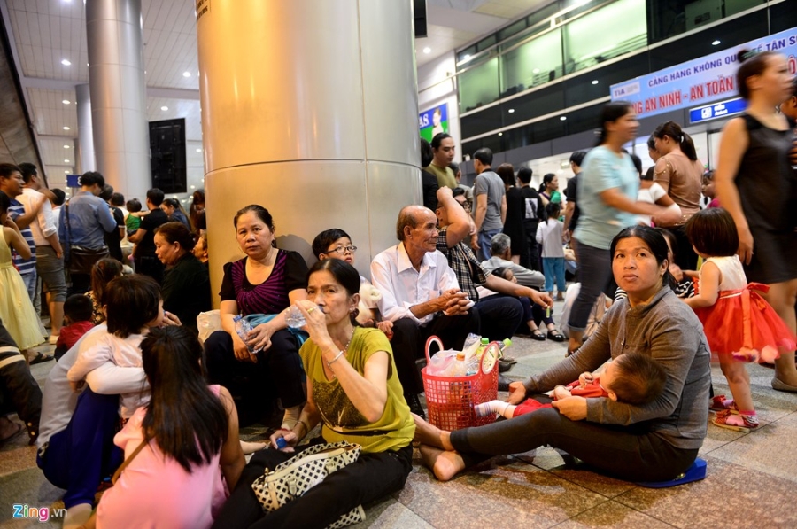 Tan Son Nhat ngap nguoi don Viet kieu ve an Tet hinh anh 6