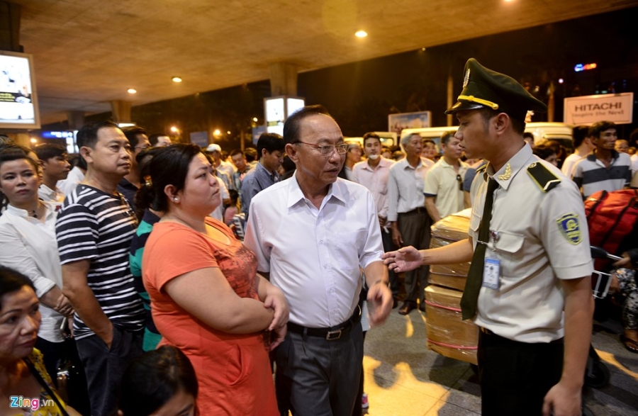 Tan Son Nhat ngap nguoi don Viet kieu ve an Tet hinh anh 14