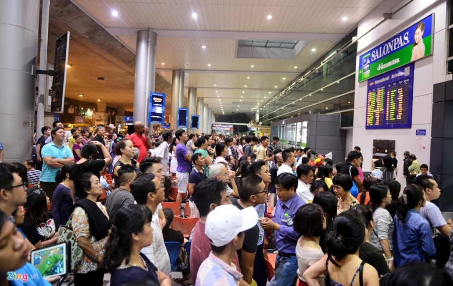 Tan Son Nhat ngap nguoi don Viet kieu ve an Tet hinh anh 15