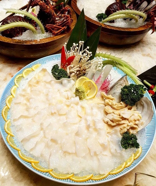 chuyen-di-thuong-hai-sang-chanh-cua-ngoc-trinh-va-gia-dinh-nguoi-tinh-ty-phu-27