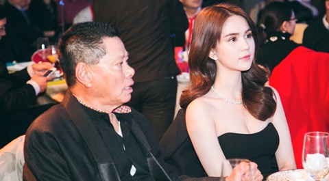 Vì tỷ phú Hoàng Kiều, Ngọc Trinh đi giày bệt hy sinh chiều cao vì yêu hình ảnh 6 vi ty phu hoang kieu, ngoc trinh di giay bet hy sinh chieu cao vi yeu hinh anh 6