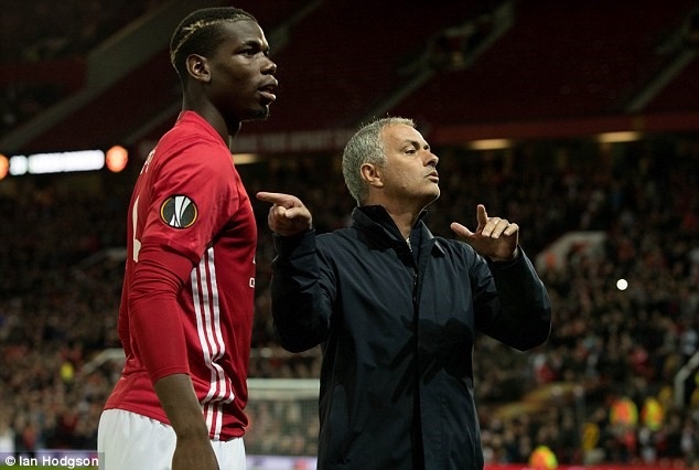 HLV Mourinho bay ke giup tro Pogba vuot kho hinh anh 1
