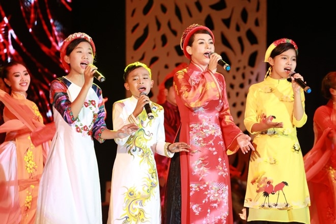 Ho Ngoc Ha coi bo giay song ca cung Dan Truong hinh anh 4