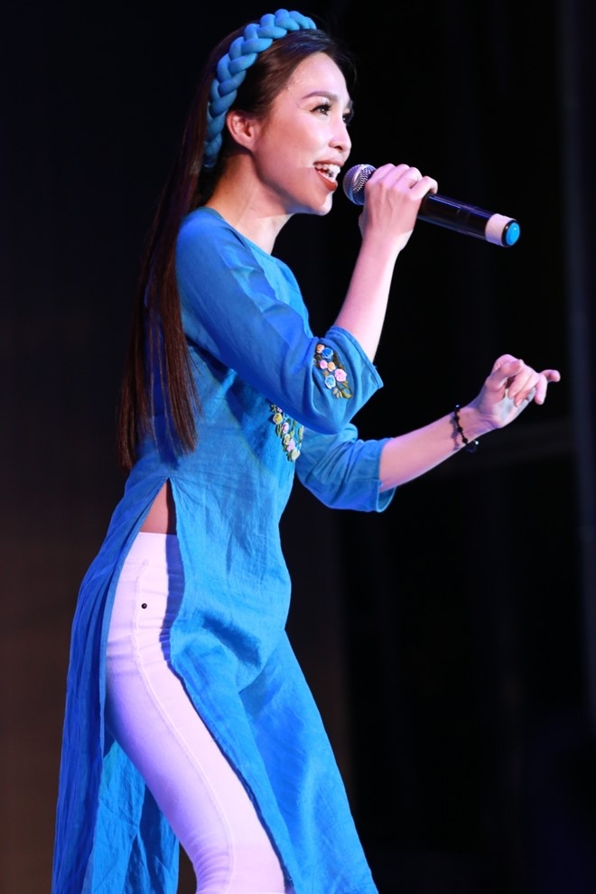Ho Ngoc Ha coi bo giay song ca cung Dan Truong hinh anh 6
