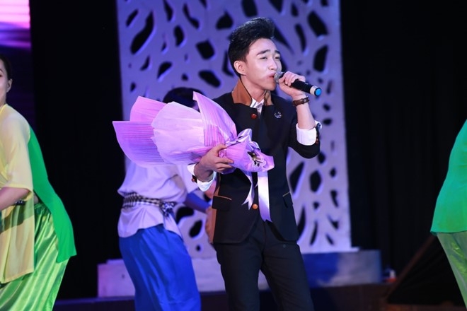 Ho Ngoc Ha coi bo giay song ca cung Dan Truong hinh anh 7