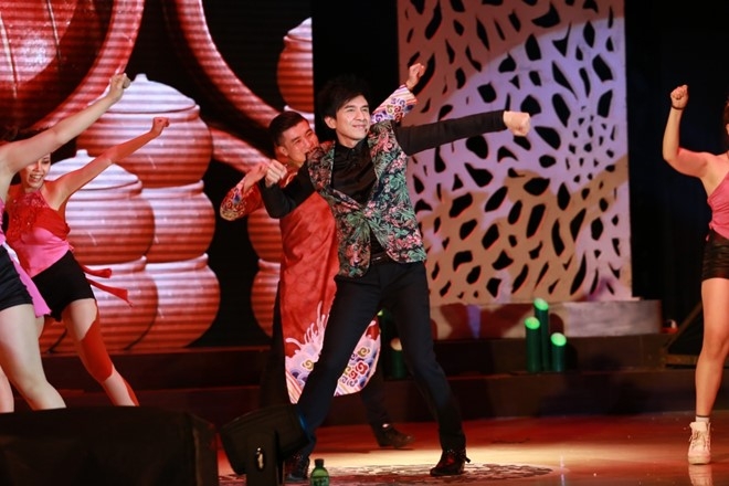 Ho Ngoc Ha coi bo giay song ca cung Dan Truong hinh anh 9