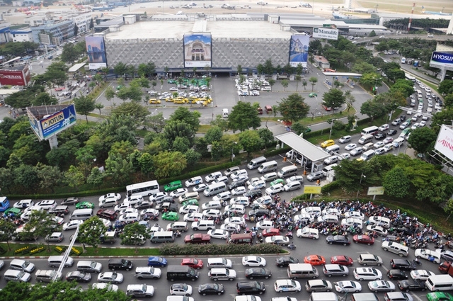  Khu vực sân bay Tân Sơn Nhất là một trong 2 điểm kẹt xe cực nóng của thành phố (ảnh Đình Thảo) 