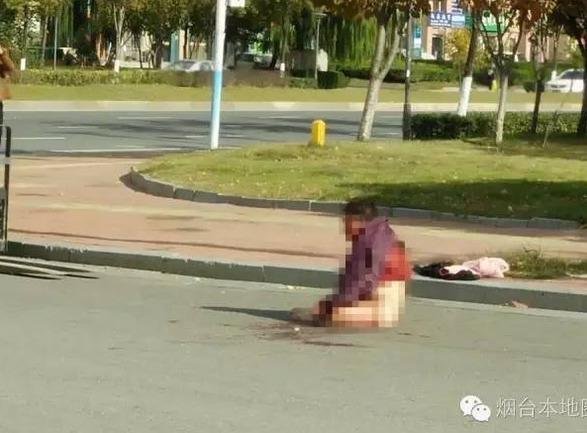 Ai cũng phẫn uất khi nhìn những hình ảnh con cái hành hạ mẹ già dã man thế này - Ảnh 3.