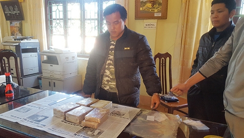 csgt truy bat ke van chuyen 10 banh heroin hinh anh 1